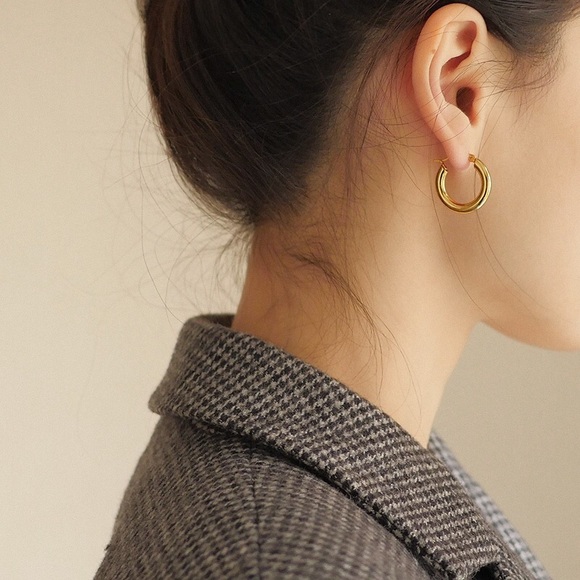 The Must Have Minimalist Golden Hoop Earrings - Picture 7 of 7